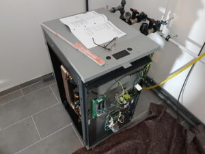 Modernisierung der Heizungsanlage zu einer Luft-Wasser-Wärmepumpe oder Sole-Wasser-Wärmepumpe, hier eine Erdwärmepumpe (Sole-Wasser-Wärmepumpe)